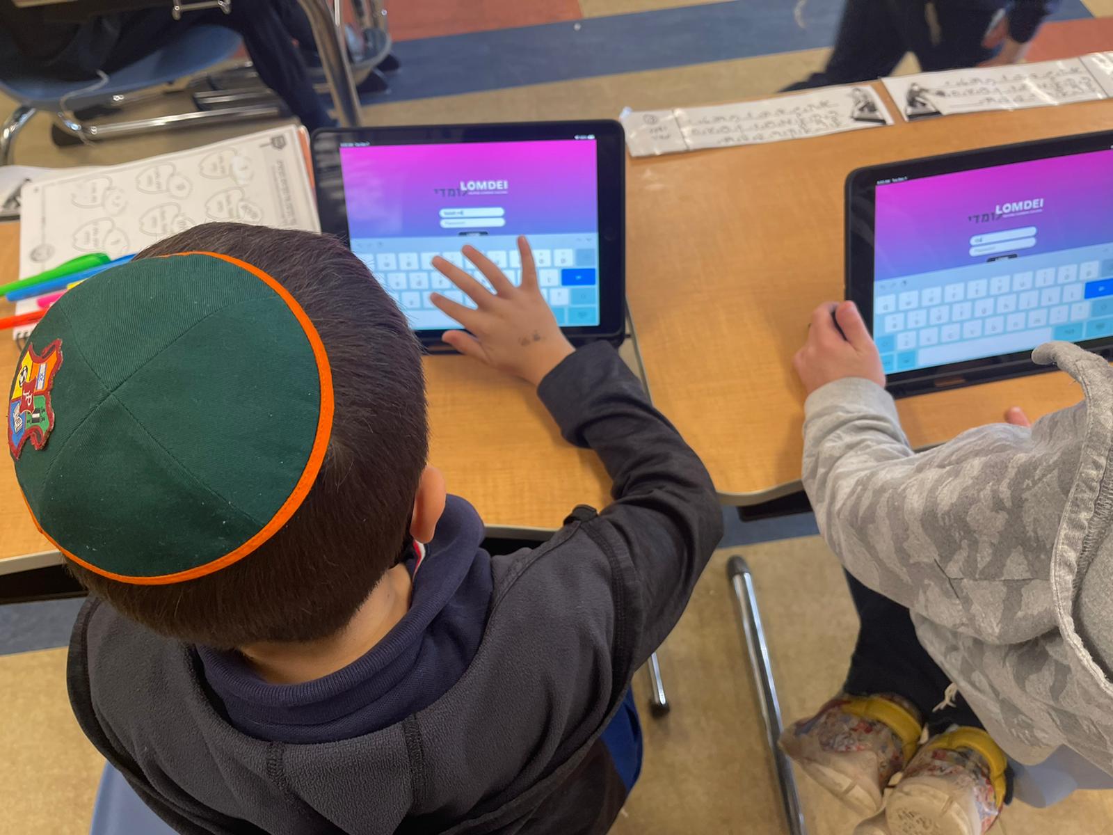 Students Learn with the Lomdei Learning Platgform